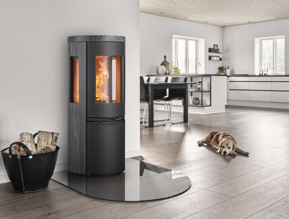 Krbová kamna Heta s pískovcovým obkladem Blackwood - Elegance a účinnost ve vašem interiéru