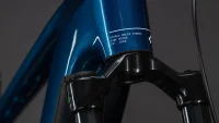 Celoodpružené elektrokolo CUBE STEREO HYBRID ONE22 RACE ELECTRICBLUE´N´WHITE 2026 detail vidlice Celoodpružené elektrokolo CUBE STEREO HYBRID ONE22 RACE ELECTRICBLUE´N´WHITE 2026 detail vidlice