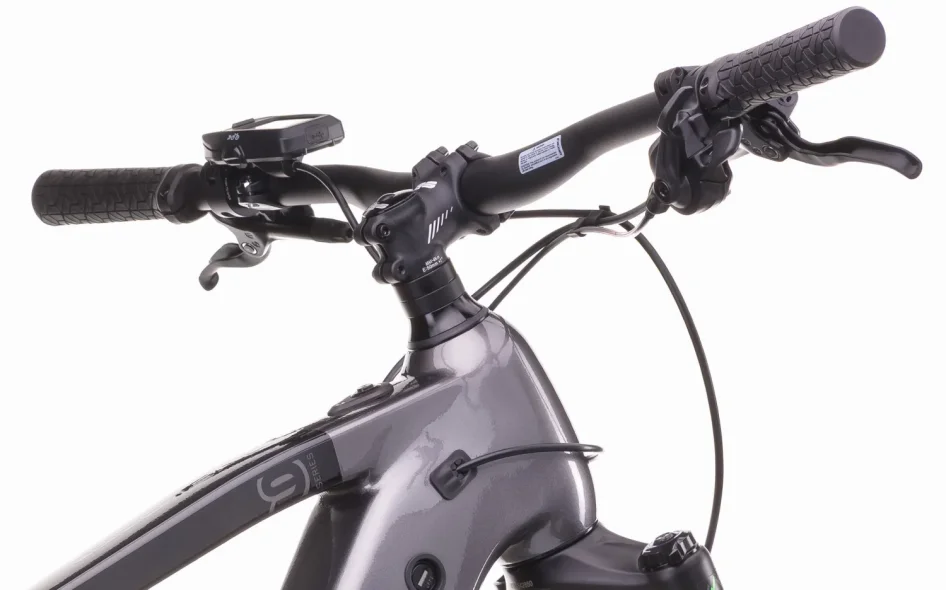 Elektrokolo CRUSSIS ONE-LARGO 9.11 715 WH 2026 detail řídítek