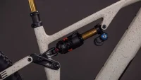 Celoodpružené elektrokolo CUBE AMS HYBRID 177 C:62 SUPER TM REEDBEIGEGRIT´N´ORANGE 2026 tlumič