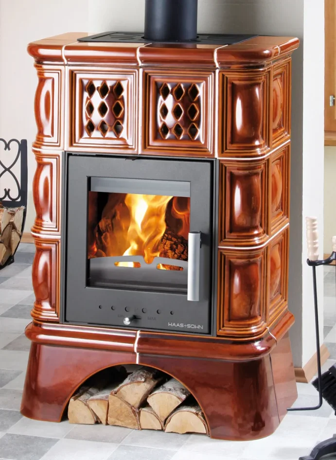 Krbová kachlová kamna HAAS+SOHN TREVISO TV II KACHLOVÝ SOKL - medovník