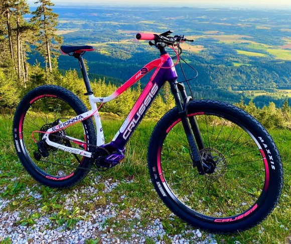 Elektrokola Crussis 2021 přiváží vylepšení, kterým jen stěží odoláte