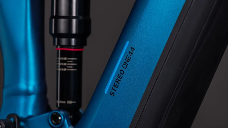 Celoodpružené elektrokolo CUBE STEREO HYBRID ONE44 EX ELECTRICBLUE´N´BLUE 2026 detail tlumiče
