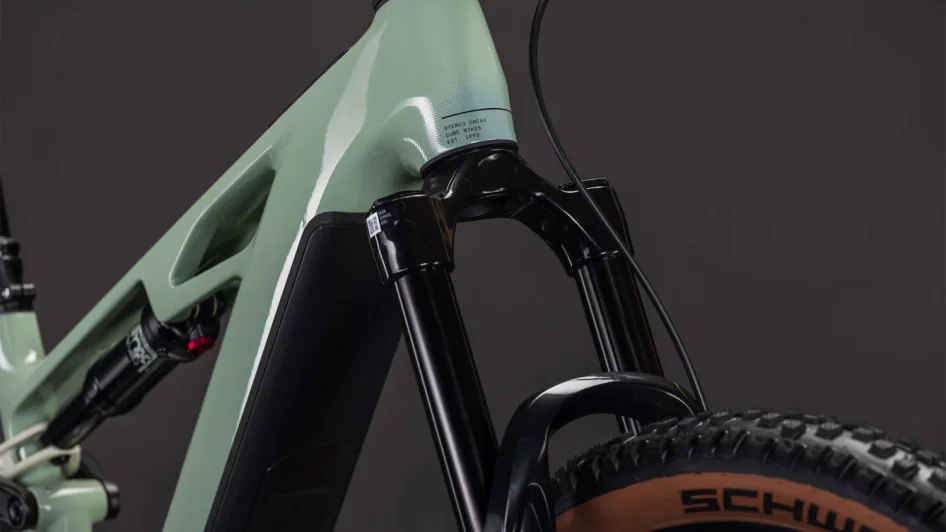 Celoodpružené elektrokolo CUBE STEREO HYBRID ONE44 HPC RACE DRIEDHERBS´N´BLACK 2026 detail rámu