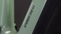 Celoodpružené elektrokolo CUBE STEREO HYBRID ONE44 HPC RACE DRIEDHERBS´N´BLACK 2026 detail rámu