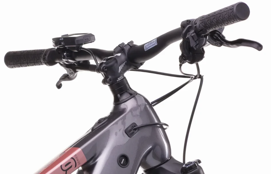 Elektrokolo CRUSSIS E-GUERA 9.11 715 WH 2026 detail řídítek