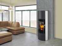 Krbová kachlová kamna ROMOTOP LAREDO 01 AKUM - v interiéru Krbová kachlová kamna ROMOTOP LAREDO 01 AKUM - v interiéru