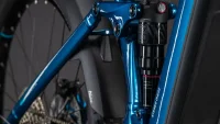 Celoodpružené elektrokolo CUBE STEREO HYBRID ONE22 RACE ELECTRICBLUE´N´WHITE 2026 detail tlumiče Celoodpružené elektrokolo CUBE STEREO HYBRID ONE22 RACE ELECTRICBLUE´N´WHITE 2026 detail tlumiče