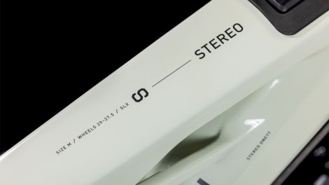 Celoodpružené elektrokolo CUBE STEREO HYBRID ONE77 HPC SLX DESERTSTONE´N´BLACK 2025