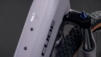 Elektrokolo CUBE REACTION HYBRID PERFORMANCE EASY ENTRY PLUMGREY´N´BLACK 2026 detail rámu Elektrokolo CUBE REACTION HYBRID PERFORMANCE EASY ENTRY PLUMGREY´N´BLACK 2026 detail rámu
