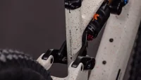 Celoodpružené elektrokolo CUBE AMS HYBRID 177 C:62 SUPER TM REEDBEIGEGRIT´N´ORANGE 2026 detail rámu