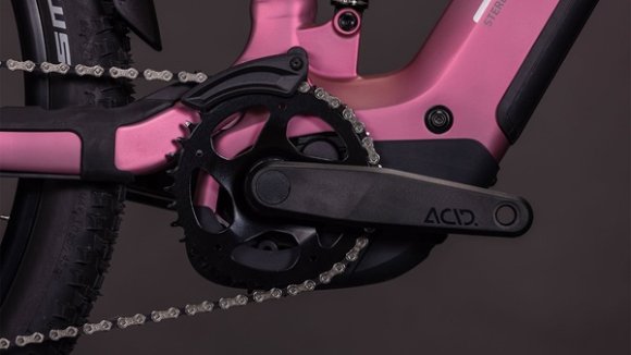 Jaký je rozdíl mezi středovým a nábojovým motorem?