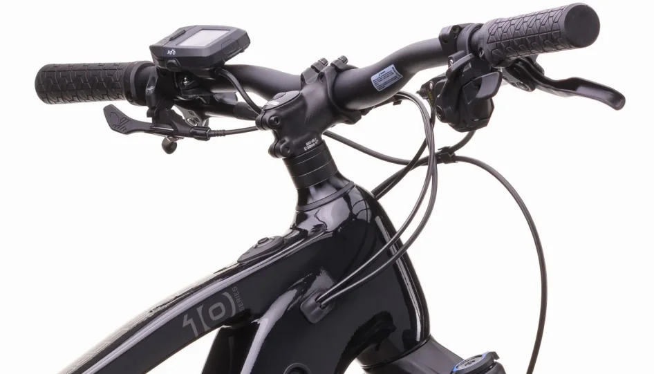 Elektrokolo CRUSSIS ONE-LARGO 10.11 894 WH 2026 detail řídítek