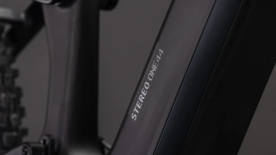 Celoodpružené elektrokolo CUBE STEREO HYBRID ONE44 HPC RACE BLACKLINE 2026 detail rámu 