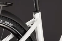 Elektrokolo CUBE NURIDE HYBRID PERFORMANCE 720 EASY ENTRY METALLICWHITE´N´GREY 2027 sedlovka Elektrokolo CUBE NURIDE HYBRID PERFORMANCE 720 EASY ENTRY METALLICWHITE´N´GREY 2027 sedlovka