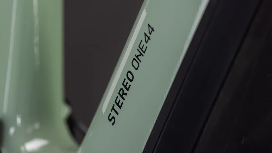 Celoodpružené elektrokolo CUBE STEREO HYBRID ONE44 HPC RACE DRIEDHERBS´N´BLACK 2026 detail rámu