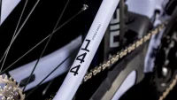 CUBE STEREO HYBRID ONE44 EXC CYCLAMEN´N´BLACK 2025