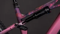 Celoodpružené elektrokolo CUBE STEREO HYBRID ONE44 HPC SLX SHIFTBLUSH´N´ART 2026 detail tlumiče