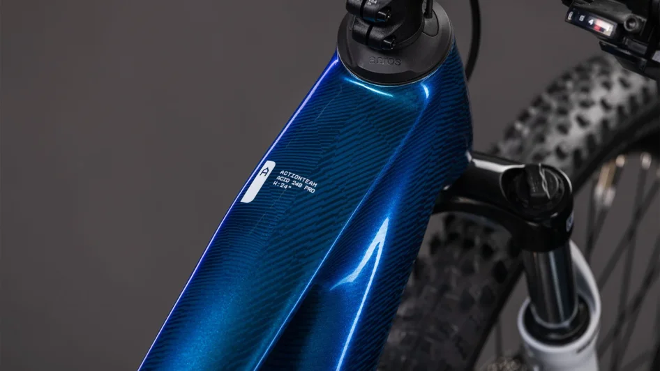 Elektrokolo CUBE ACID 240 HYBRID ROOKIE PRO 400X ACTIONTEAM 2027 kokpit