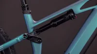 Celoodpružené elektrokolo CUBE STEREO HYBRID ONE44 HPC RACE SMARAGDGREY´N´PRISM 2026 detail tlumiče Celoodpružené elektrokolo CUBE STEREO HYBRID ONE44 HPC RACE SMARAGDGREY´N´PRISM 2026 detail tlumiče