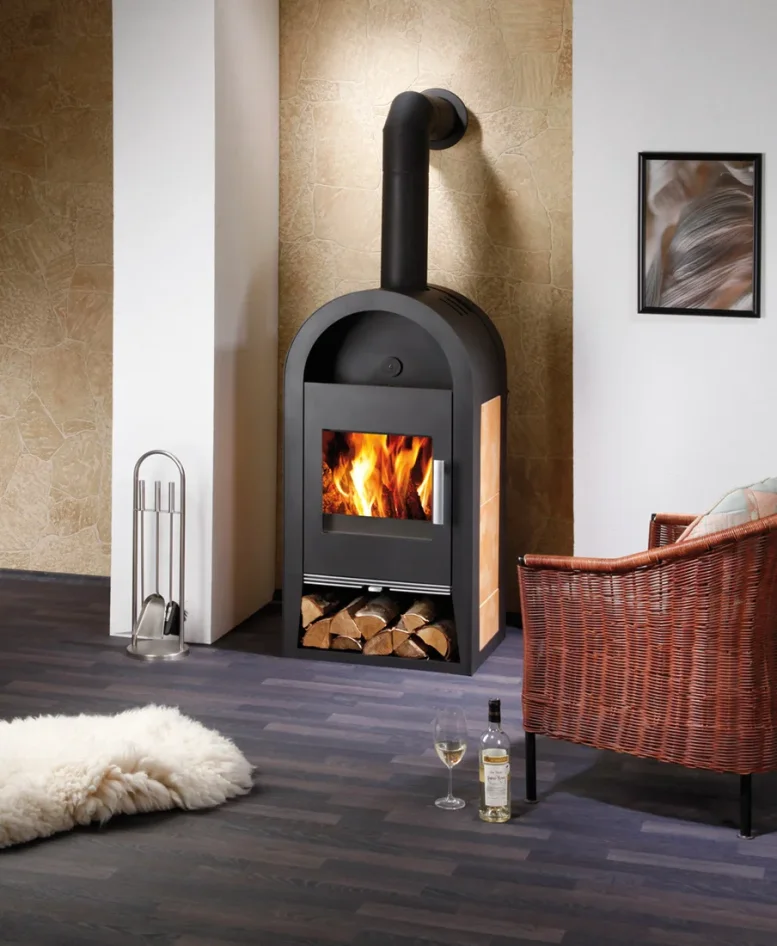 Krbová kamna HAAS+SOHN NIVALA TV ČERNÁ/BÉŽOVÁ DLAŽBA - v interiéru