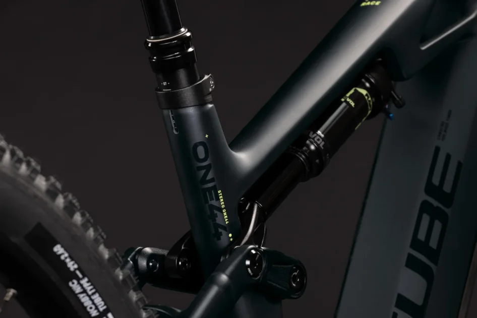 Celoodpružené elektrokolo CUBE STEREO HYBRID ONE44 HPC RACE 800 COAL´N´GREEN 2027 rám
