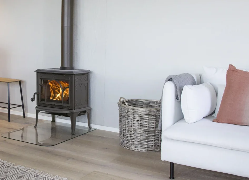 Litinová krbová kamna JOTUL F 100 ECO LL ČERNÝ LAK - v interiéru