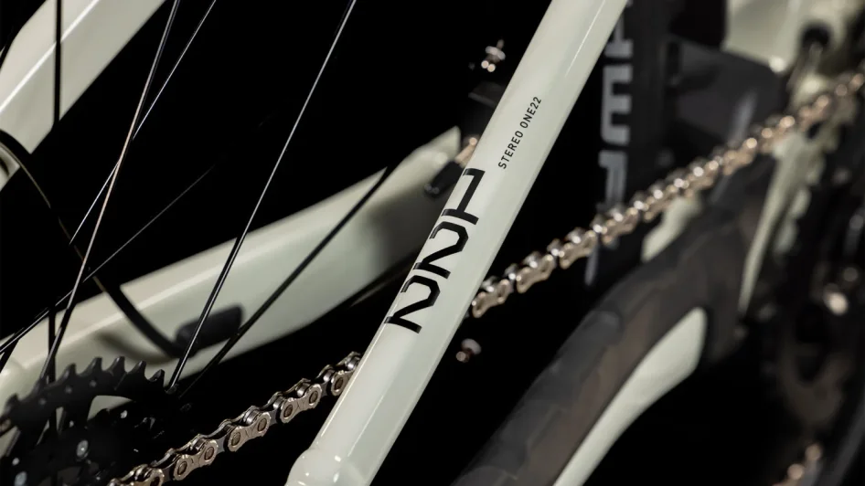 CUBE STEREO HYBRID ONE22 PRO 600 WH DESERTSTONE´N´BLACK 2025