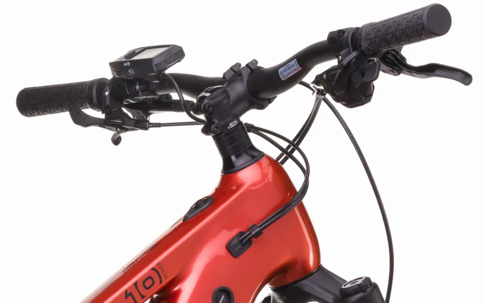Elektrokolo CRUSSIS E-GUERA 10.11 715 WH 2026 detail řídítek