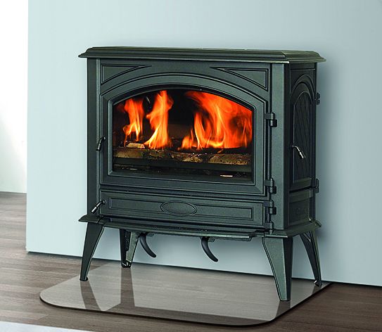 Kráse a teplu litinových krbových kamen je snadné podlehnout