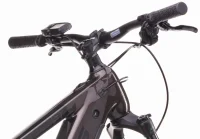 Elektrokolo CRUSSIS ONE-GUERA 9.11 894 WH 2026 detail řídítek