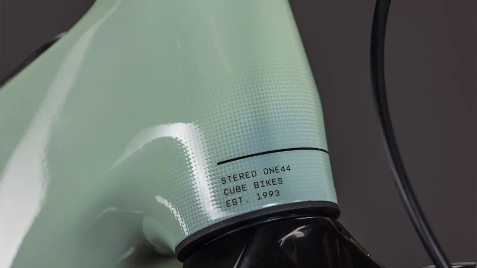 Celoodpružené elektrokolo CUBE STEREO HYBRID ONE44 HPC RACE DRIEDHERBS´N´BLACK 2026 detail hlavového složení