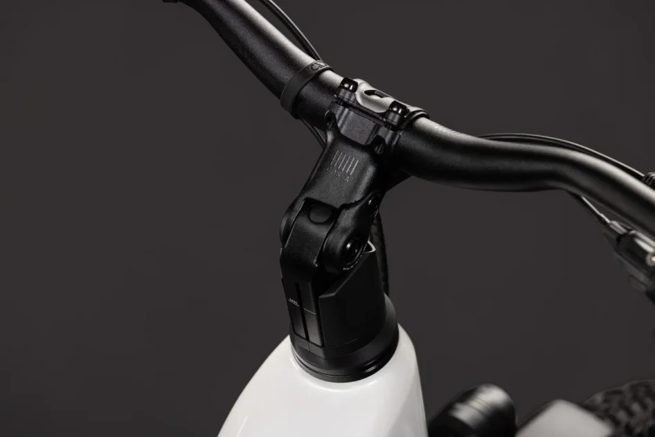 Elektrokolo CUBE NURIDE HYBRID PERFORMANCE 720 EASY ENTRY METALLICWHITE´N´GREY 2027 kokpit