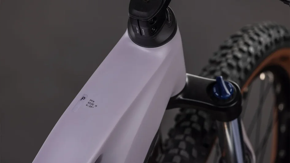 Elektrokolo CUBE REACTION HYBRID PERFORMANCE PLUMGREY´N´BLACK 2026 kokpit