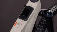 Celoodpružené elektrokolo CUBE AMS HYBRID 177 C:62 SUPER TM REEDBEIGEGRIT´N´ORANGE 2026 displej