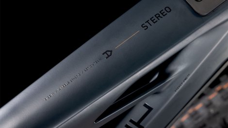 Celoodpružené elektrokolo CUBE STEREO HYBRID ONE77 HPC AT CARBON´N´GOLD 2025