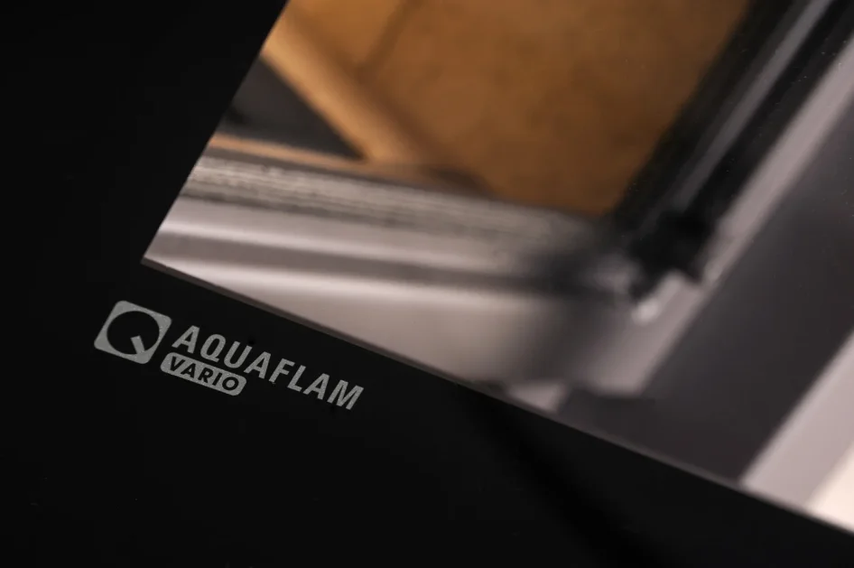 Krbová plechová kamna HS FLAMINGO AQUAFLAM VARIO BARMA 11/7 logo detail